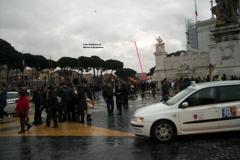 Piazza Venezia Roma la 30 minute dupa sinuciderea romanului (locul caderii), Foto: Hotnews