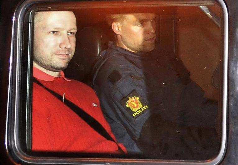 Breivik zambeste la iesirea din tribunal, Foto: Reuters