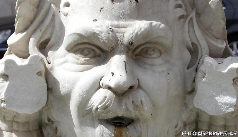 Fontana del Moro, vandalizata, Foto: Agerpres/AP