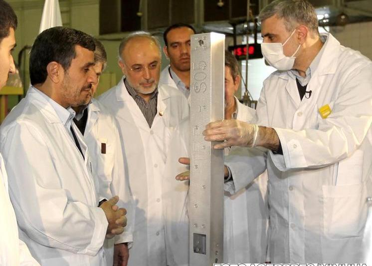 Ahmadinejad, la prezentarea unor centrifuge de imbogatire a uraniului, Foto: Agerpres/AP