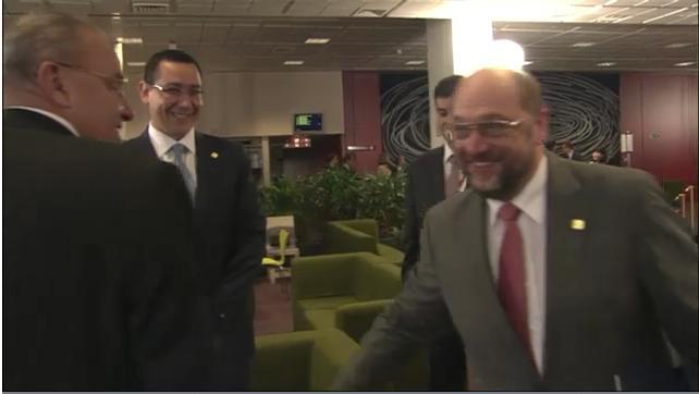 Premierul Ponta salutat de Martin Schulz la Consiliul European, Foto: Captura video