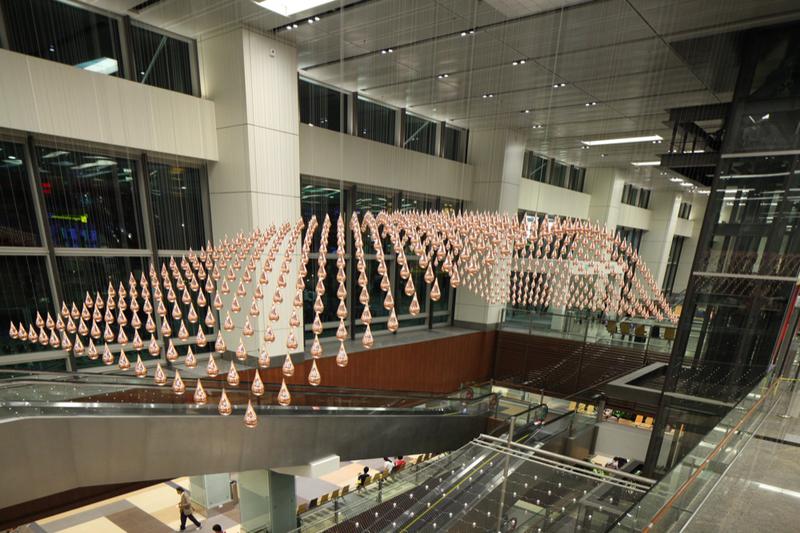 Instalatia Kinetic Rain presupune 1216 picaturi de bronz care se misca in sincron, alcatuind diferite forme tridimensionale, Foto: Singapore Changi Airport