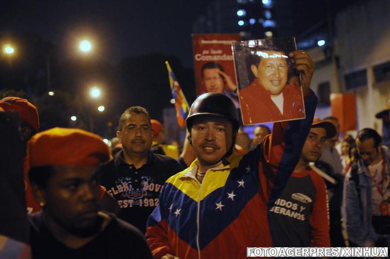 Venezueleni adunati in fata spitalului Carlos Arvelo, Foto: Agerpres/Xinhua