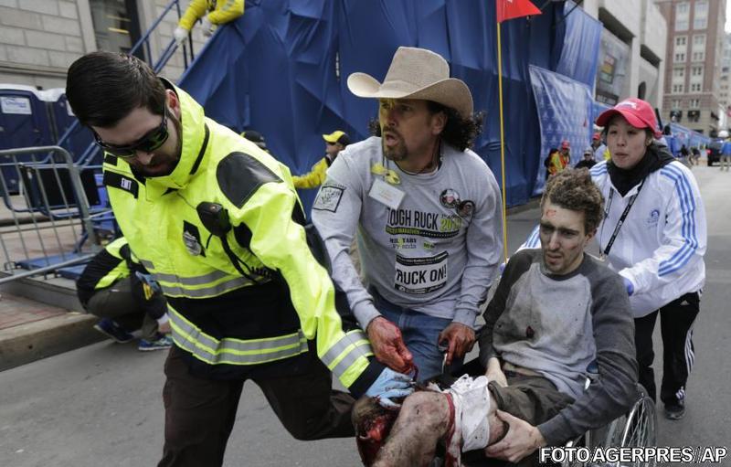 Jeff Bauman, ajutat de Carlos Arredondo si alti doi voluntari, Foto: Agerpres