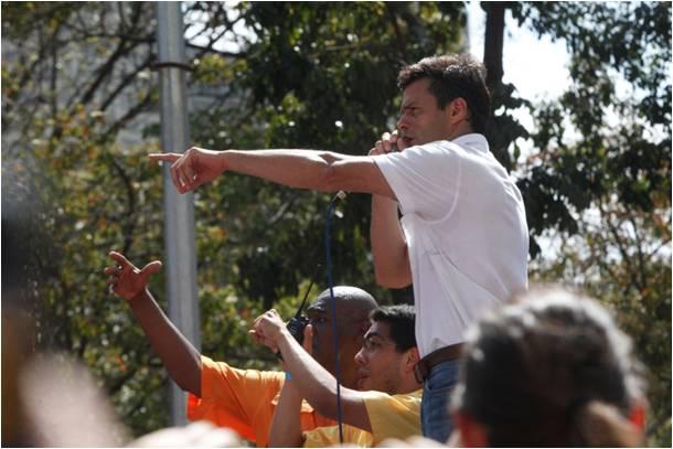 El líder de la oposición, Leopoldo López, está acusado de instigar a la violencia en las marchas, Foto: Embajada de Venezuela