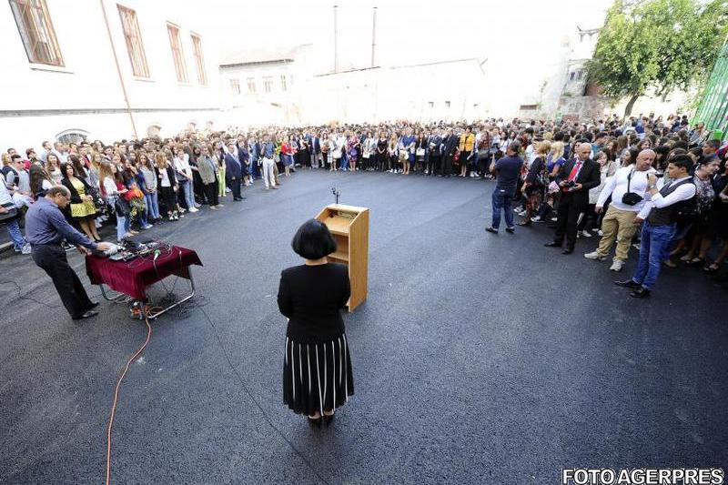 Profesori si elevi la deschiderea anului scolar, Foto: Agerpres