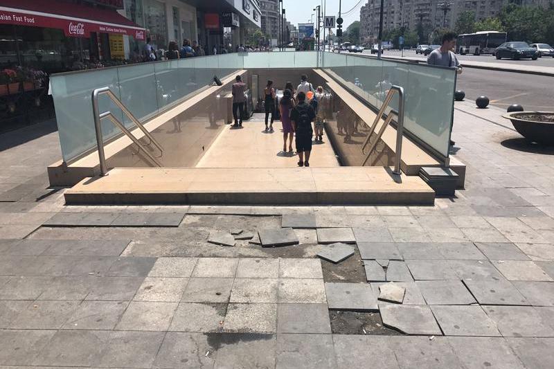 Pavaj stricat la iesirea din gura de metrou Unirii, Foto: Hotnews