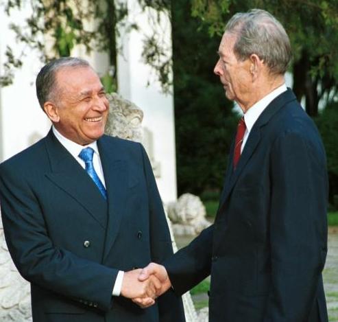 Ion Iliescu si Regele Mihai I isi strang mana (2001), Foto: Agerpres (editat)