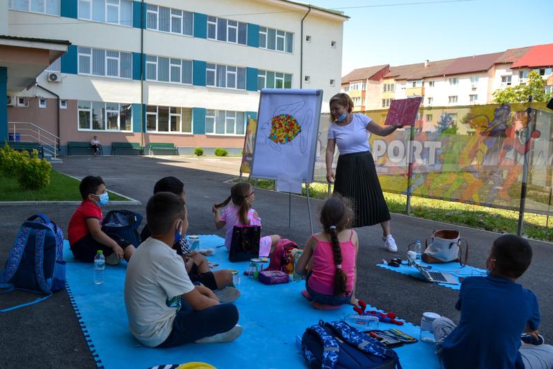 Codruța Jipa le predă copiilor în cadrul școlii de vară, Foto: Teach for Romania