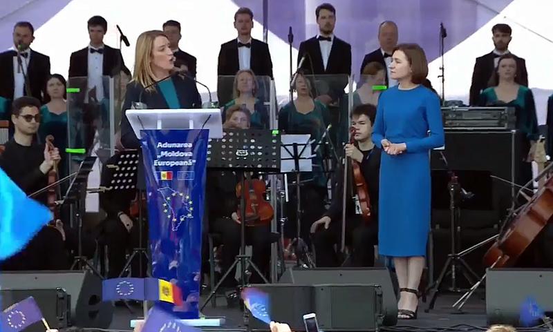 Roberta Metsola si Maia Sandu pe scena la mitingul pro-UE din Chissinau, Foto: Captura video