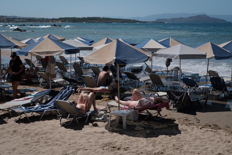 Plajă din Grecia plină de șezlonguri, Foto: Nikolas Kokovlis/NurPhoto / Shutterstock Editorial / Profimedia