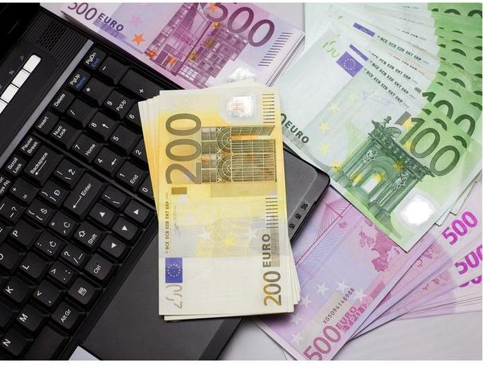 bani-euro-computer, Foto: Dreamstime