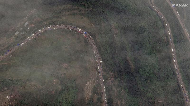 Drumul de munte ce leagă Nagorno-Karabah de Armenia este plin de oameni care fug de frica epurărilor etnice, Foto: Handout / AFP / Profimedia