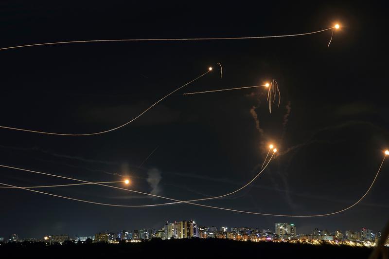 Sistemul de apărare antiaeriană israelian Iron Dome trage pentru a intercepta o rachetă trasă din Fâșia Gaza, în Ashkelon, Israel, Foto: Avi Roccah / AP / Profimedia