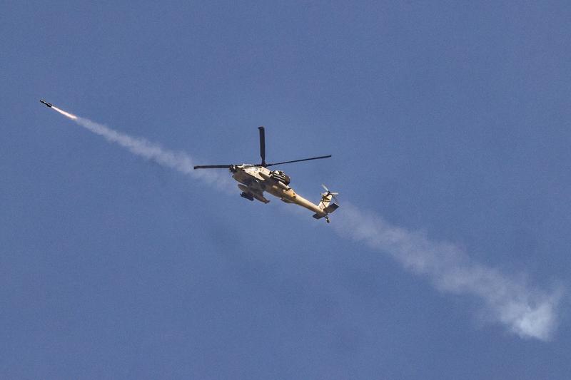 Elicopter de atac al forțelor aeriene israeliene trage o rachetă în timp ce zboară în apropierea graniței cu Fâșia Gaza, în sudul Israelului, pe 3 noiembrie 2023, Foto: JACK GUEZ / AFP / Profimedia