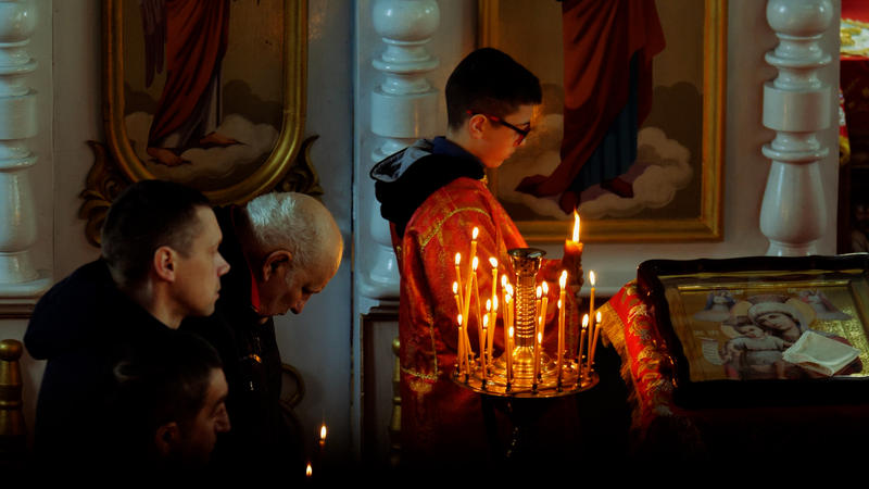 Români în biserica din Sinăuții de Jos, Cernăuți, Ucraina, Foto: Adi Iacob / HotNews