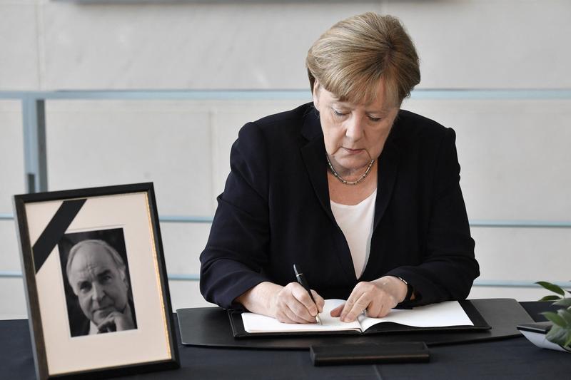 Angela Merkel alaturi de o fotografie a lui Helmut Kohl, Foto: John MacDougall / AFP / Profimedia Images