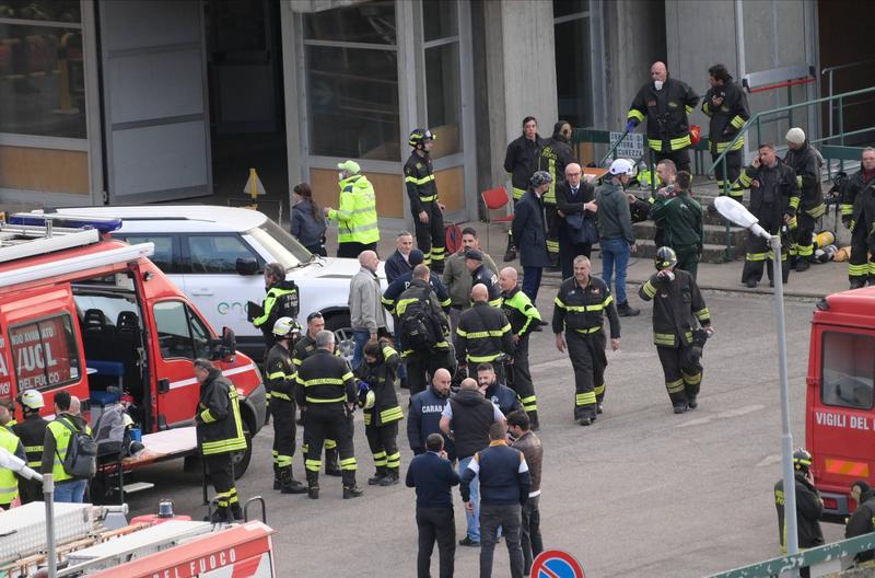 Echipe de salvare la hidrocentrala Bargi, afectată de explozie, Foto: GIANNI SCHICCHI / Shutterstock Editorial / Profimedia