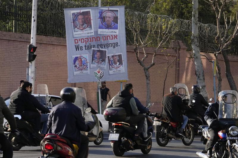 „Ne vom răzbuna”: Banner în Teheran cu ținte desenate pe fețele unor oficiali iranieni, Foto: Vahid Salemi / AP / Profimedia