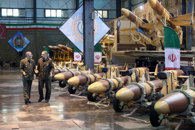 Ministrul iranian al Apărării și șeful armatei, inspectând dronele de fabricație iraniană, Foto: Iranian Army Office / Zuma Press / Profimedia