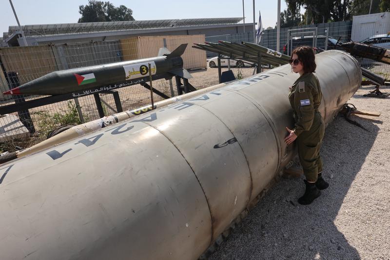 Soldat israelian, lângă un proiectil iranian căzut în timpul atacului din noaptea de 13-14 aprilie, Foto: GIL COHEN-MAGEN / AFP / Profimedia