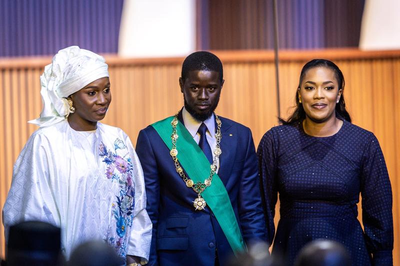 Președintele Senegalului, Bassirou Diomaye Faye, alături de cele două soții, Absa Faye (st.) și Marie Khone Faye, Foto: JOHN WESSELS / AFP / Profimedia