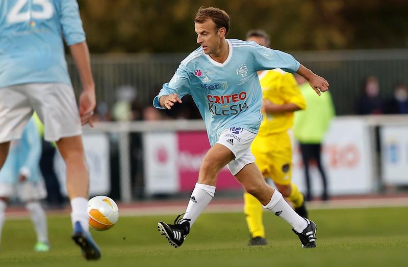 Emmanuel Macron jucând fotbal, Foto: Ian Langsdon / AP / Profimedia