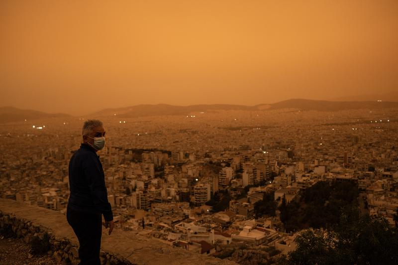 Atena, afectata de un nor masiv de praf saharian, Foto: Angelos Tzortzinis / AFP / Profimedia Images