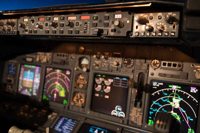 Cabina piloților pe un Boeing 737, Foto: Mariohagen, Dreamstime.com