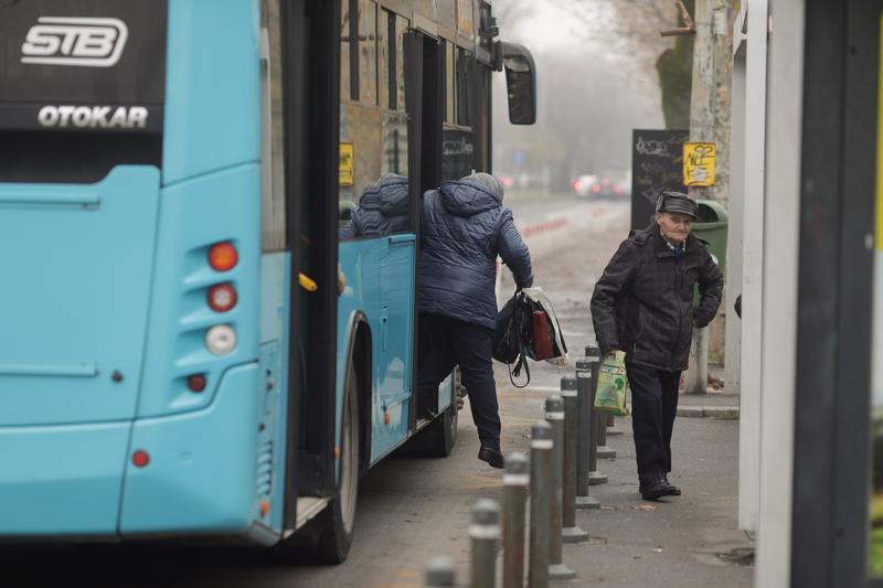 Autobuz pe banda specială pentru transport public de pe b-dul Regele Mihai I, Foto: Inquam Photos / George Călin