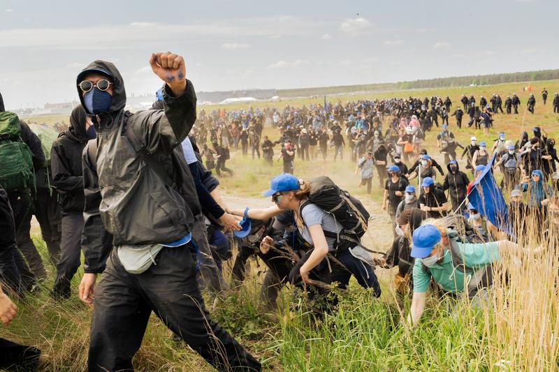 10 mai 2024, Gruenheide, Brandenburg, Germania: Aproximativ 800 de activiști au încercat să intre în uzina Tesla Gigafactory., Foto: Benedict Bettermann / Zuma Press / Profimedia