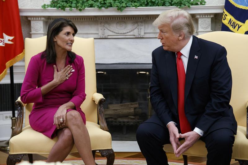 Președintele Donald Trump se întâlnește cu ambasadorul demisionar al SUA la Națiunile Unite, Nikki Haley, în Biroul Oval de la Casa Albă, pe data de 9 octombrie 2018, la Washington, Foto: Evan Vucci / AP / Profimedia