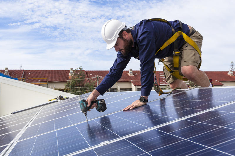 Panouri fotovoltaice pe acoperiș, Foto: Zstockphotos | Dreamstime.com