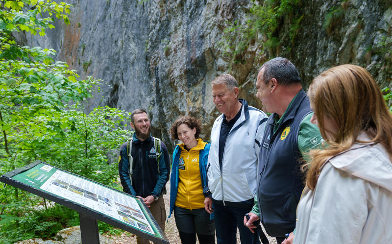 Președintele Klaus Iohannis, în vizită în Parcul Național Piatra Craiului, Foto: Presidency.ro