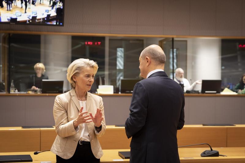 Olaf Scholz discută cu președinta Comisiei Europene, Ursula Von Der Leyen, la Bruxelles, Belgia, pe 27 octombrie 2023., Foto: Nicolas Landemard / Zuma Press / Profimedia