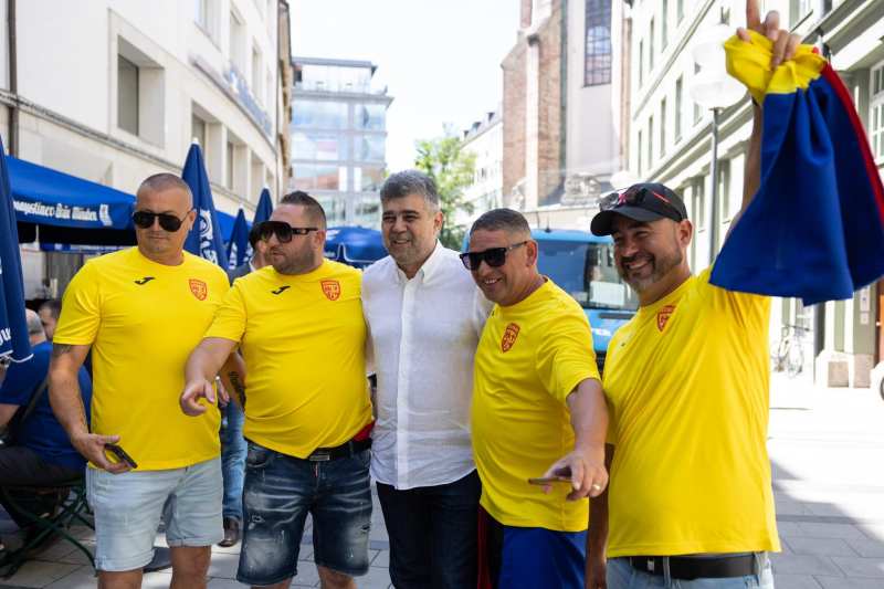 Marcel Ciolacu și suporterii naționalei de fotbal la Munchen. Foto: Guvernul României