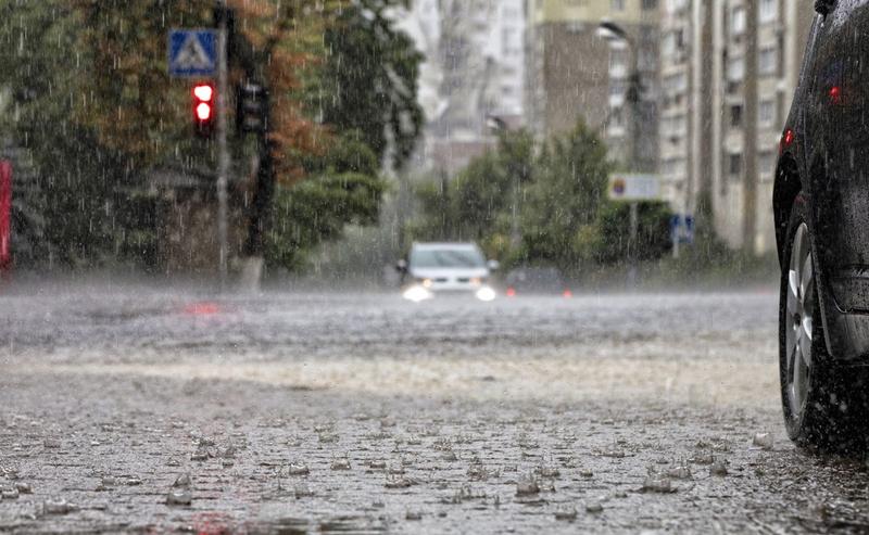 FOTO Zeci de străzi inundate în Cluj-Napoca, după o ploaie torențială