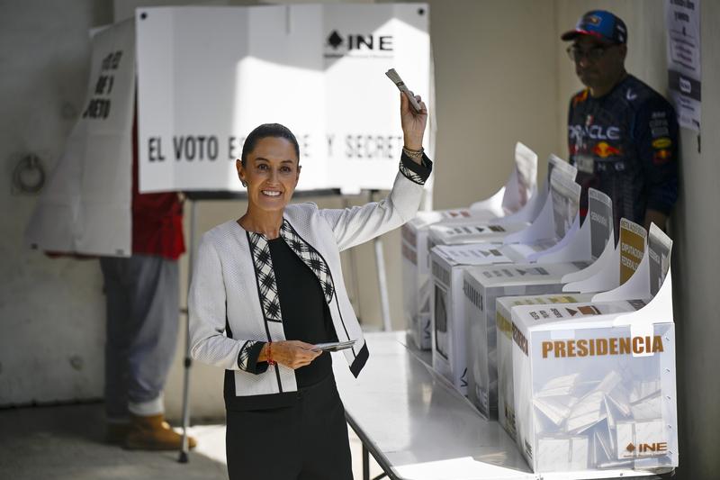 Claudia Sheinbaum, candidată la președinție din partea Partidului Morena a votat la o secție din San Andres Totoltepec, în Ciudad de Mexico, Mexic, la 2 iunie 2024, Foto: Li Muzi / Xinhua News / Profimedia