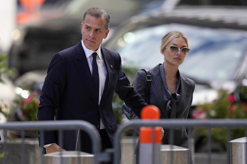 Hunter Biden si sotia sa, Melissa Cohen Biden, in timp ce se indreptau la curtea federala unde a inceput procesul sau privind detinerea ilegala a unei arme de foc, Foto: Matt Slocum / AP / Profimedia