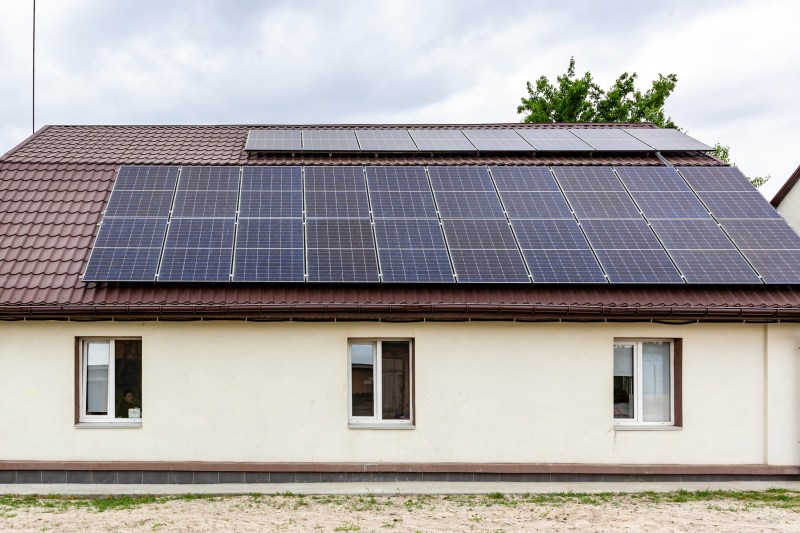 Energia verde, alternativa Ucrainei la distrugerile suferite în bombardamente. Panouri solare instalate pe școli și spitale