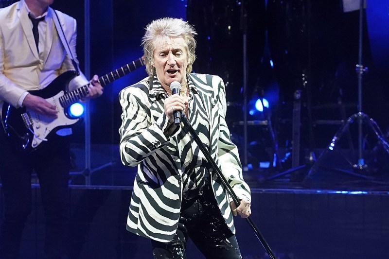 VIDEO Sir Rod Stewart, huiduit copios după ce a afișat un portret al președintelui Zelenski la un concert din Germania