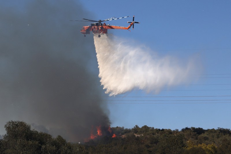 Grecia evacuează două localități de lângă Atena din cauza incendiilor de vegetație / Peste 60 de incendii în întreaga țară