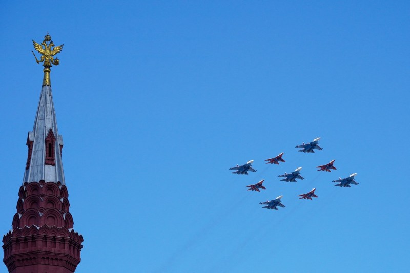 Avioane de luptă rusești MiG-29 survolează Piața Roșie în timpul unei repetiții generale pentru parada militară de Ziua Victoriei în centrul Moscovei, pe 5 mai 2024. Foto: Alexander Avilov / AFP / Profimedia