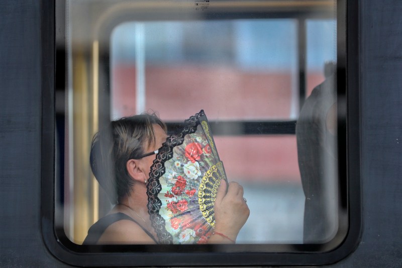 Femeie în tramvai pe caniculă. FOTO: Vadim Ghirda / AP / Profimedia