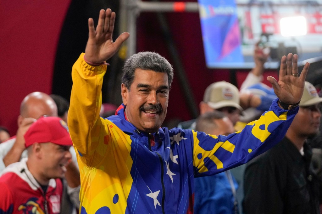 Nicolas Maduro se adresează susținătorilor adunați în fața palatului prezidențial Miraflores după ce autoritățile electorale l-au declarat câștigător al alegerilor prezidențiale în Caracas, Venezuela, luni, 29 iulie 2024. Foto: Fernando Vergara / AP / Profimedia