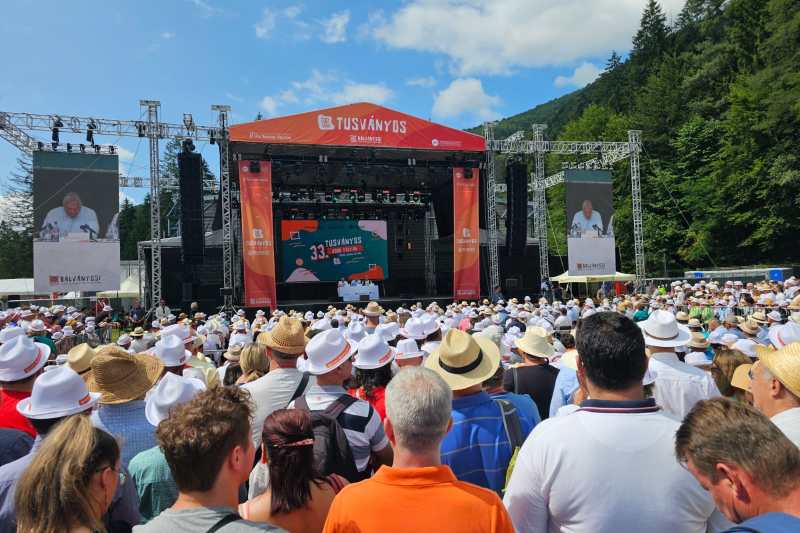 Participanții la tabara de la Tusnad asculta discursul lui Viktor Orban. FOTO: Stefania Gheorghe