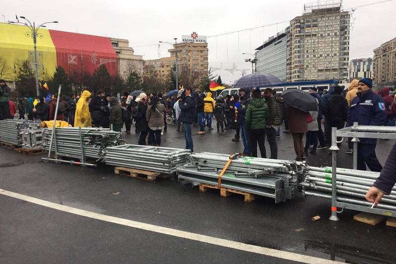 Schelele demontate de manifestanti, Foto: Hotnews