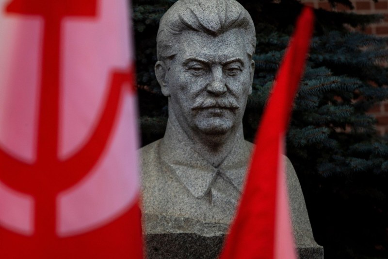 VIDEO Bust al dictatorului Iosif Stalin, decapitat cu un baros, într-un parc din apropierea Moscovei, de către un bărbat „care nu se simțea bine”