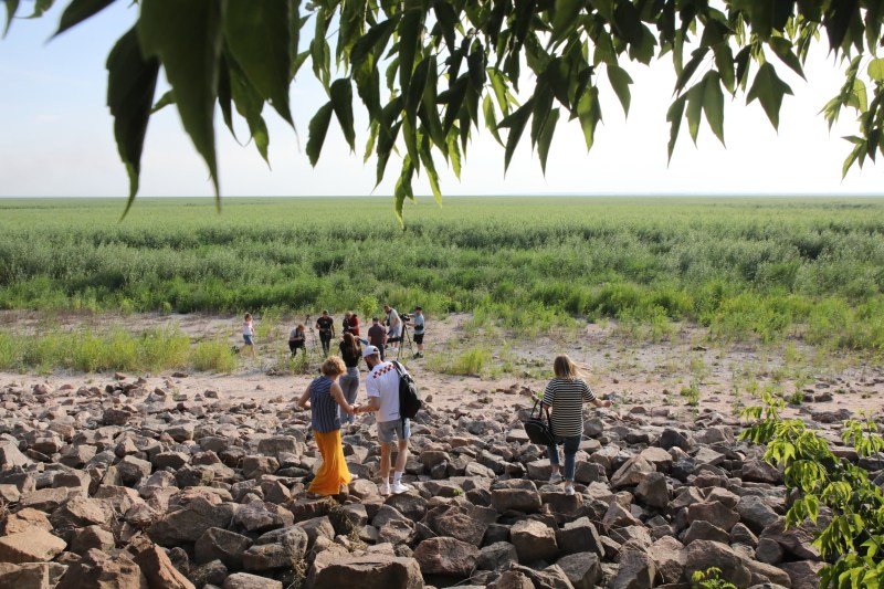 Verdeața crescută pe locul în care în până în iunie 2023 era lacul de acumulare de la barajul Nova Kahovka / FOTO Tarasov / Zuma Press / Profimedia