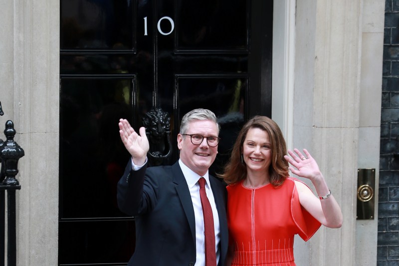 Keir Starmer, noul premier britanic, alaturi de sotia sa, Victoria, in Downing Street 10 / FOTO: Fred Duval / Zuma Press / Profimedia